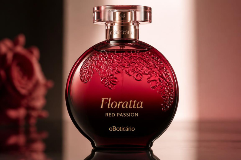 Frasco do perfume Floratta Red Passion da O Boticário, em tom vermelho intenso, simbolizando paixão e elegância.