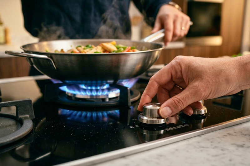 detalhe da chama do cooktop mondial em funcionamento