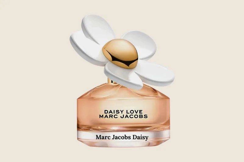 Perfume Marc Jacobs Daisy 100ml com flores ao fundo destacando sua proposta floral fresca.Marc Jacobs Daisy