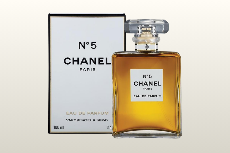 Frasco do melhor perfume Chanel feminino, Chanel Nº 5, ao lado de sua caixa de luxo.