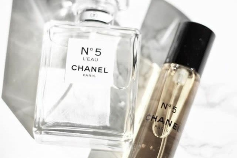 Frascos do melhor perfume Chanel feminino, incluindo o Chanel Nº 5 com líquido âmbar e design sofisticado.