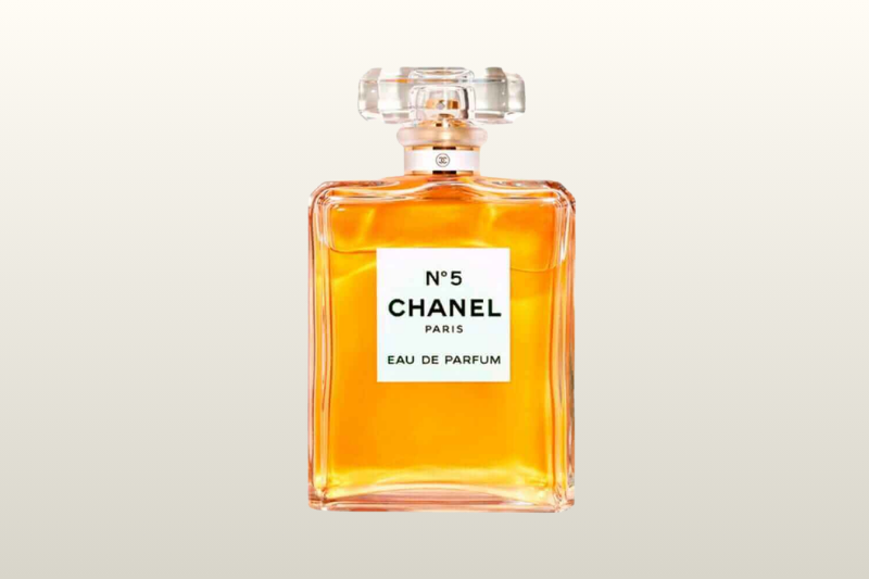 Frasco transparente do melhor perfume Chanel feminino, Chanel Nº 5, com líquido âmbar e design clássico.