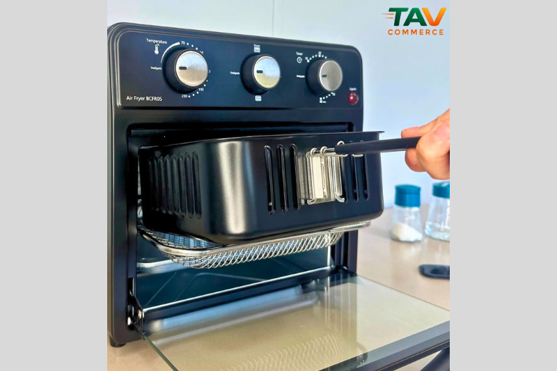 Forno elétrico embutido em destaque com porta de vidro e acabamento moderno