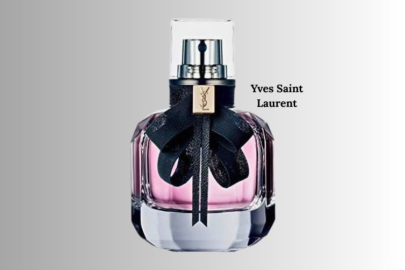 Frasco do perfume Yves Saint Laurent Mon Paris feminino Eau de Parfum 50 ml com laço preto e líquido rosadoYves Saint Laurent