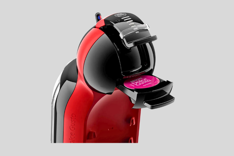Cafeteira Nescafé Dolce Gusto Mini Me preparando um café cremoso.