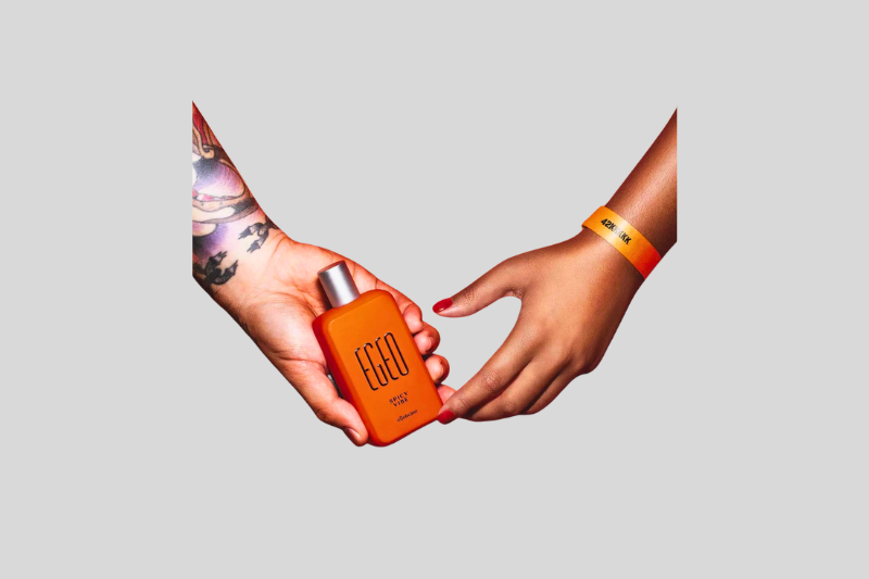 Perfume Egeo Spicy Vibe com notas de pimenta-preta, baunilha e madeiras suaves.