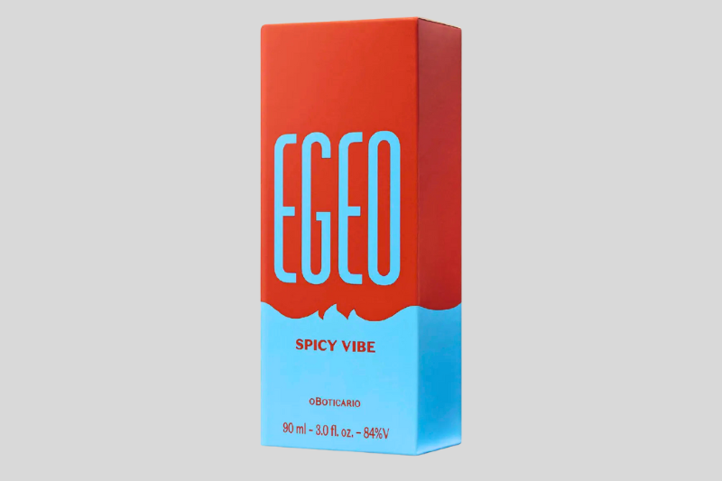 Perfume Egeo Spicy Vibe em ambiente decorado com flores e madeiras.