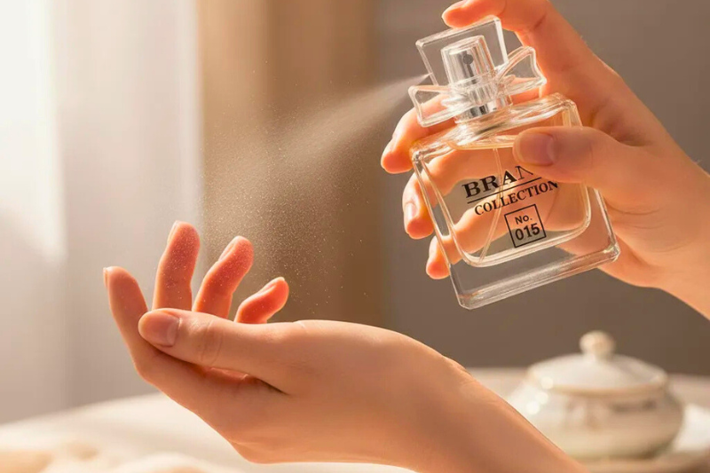 Frasco do perfume Miniatura Brand Collection N.015 Feminino 25ml exibindo design sofisticado e elegante.