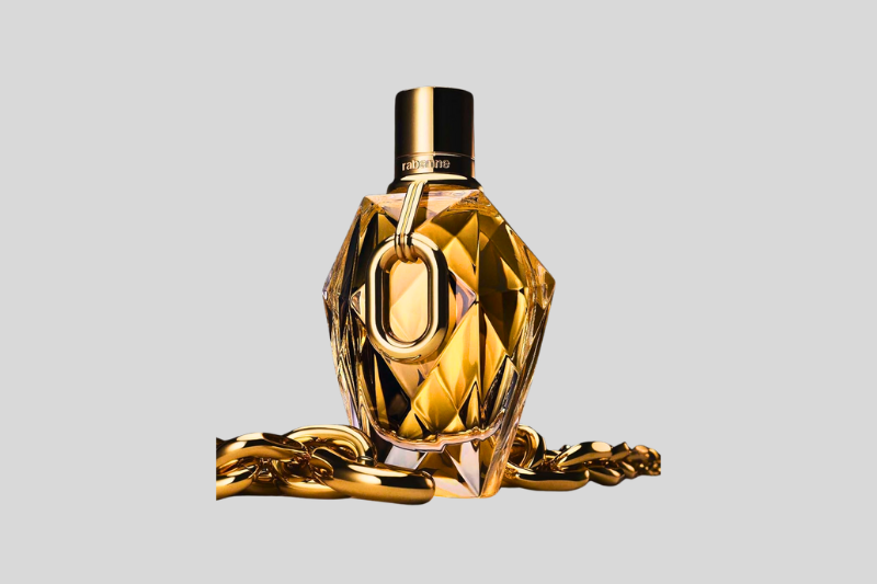 Refil de 50ml do perfume Million Gold For Her Parfum mostrando o design sustentável e a praticidade da embalagem recarregável.