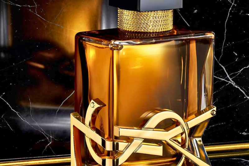 Caixa do Yves Saint Laurent Libre Intense Feminino Eau de Parfum 90ml, evidenciando a embalagem luxuosa do perfume.