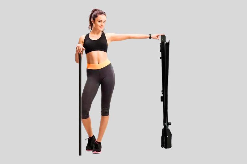 Mulher utilizando a esteira ergométrica Nakasaki Km102.