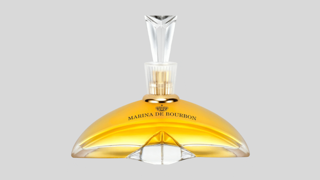 Frasco de perfume feminino com líquido dourado sobre fundo neutro