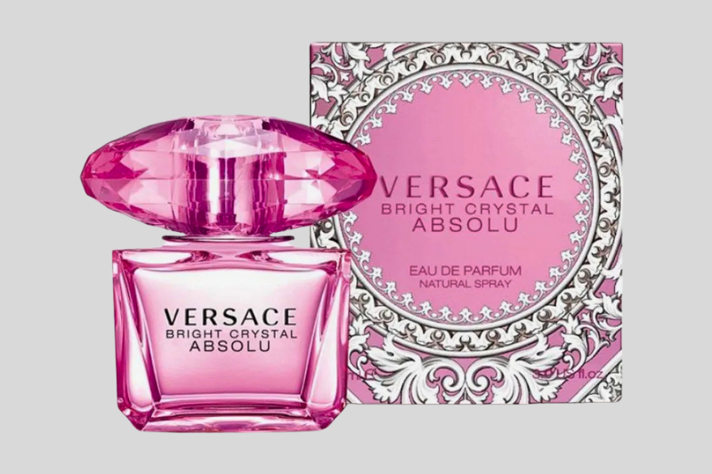 Close-up do frasco do perfume Versace Bright Crystal Absolu com destaque para seu design luxuoso.