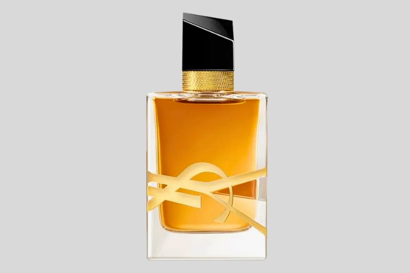 Vista lateral do frasco Yves Saint Laurent Libre Intense Feminino 90ml, mostrando o design moderno e elegante.