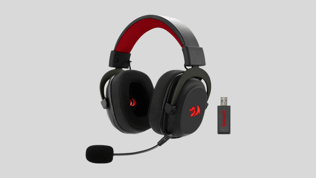 Headset gamer preto com detalhes vermelhos e microfone destacável sobre fundo cinza