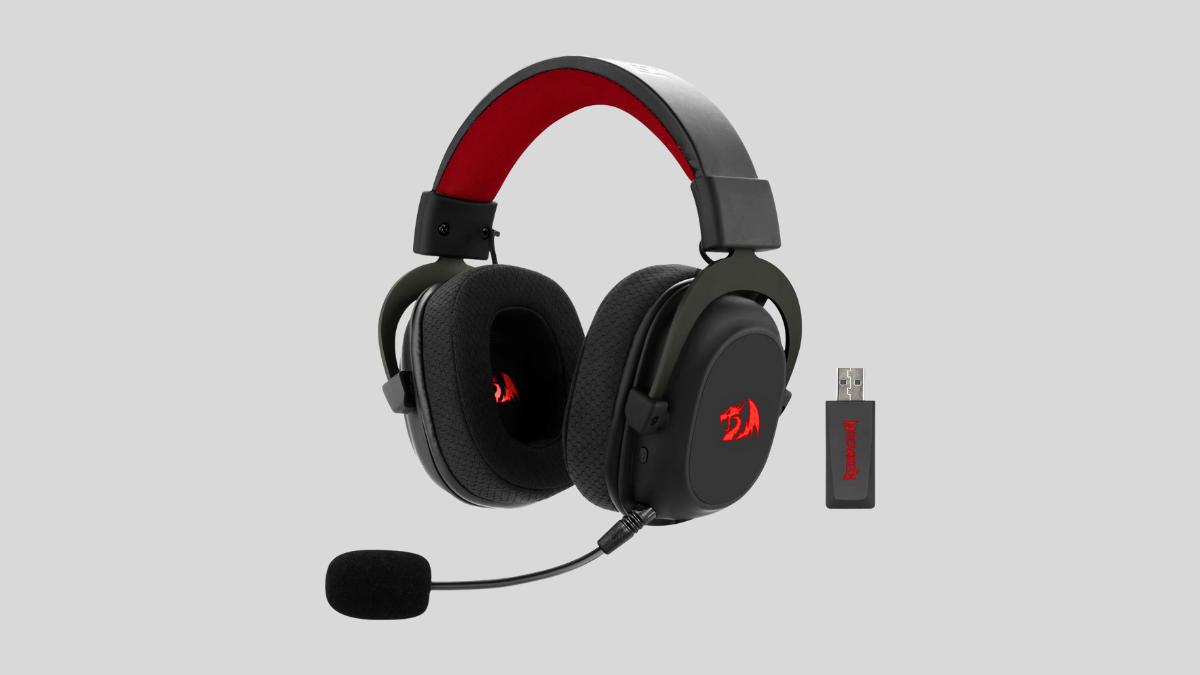 Headset gamer preto com detalhes vermelhos e microfone destacável sobre fundo cinza