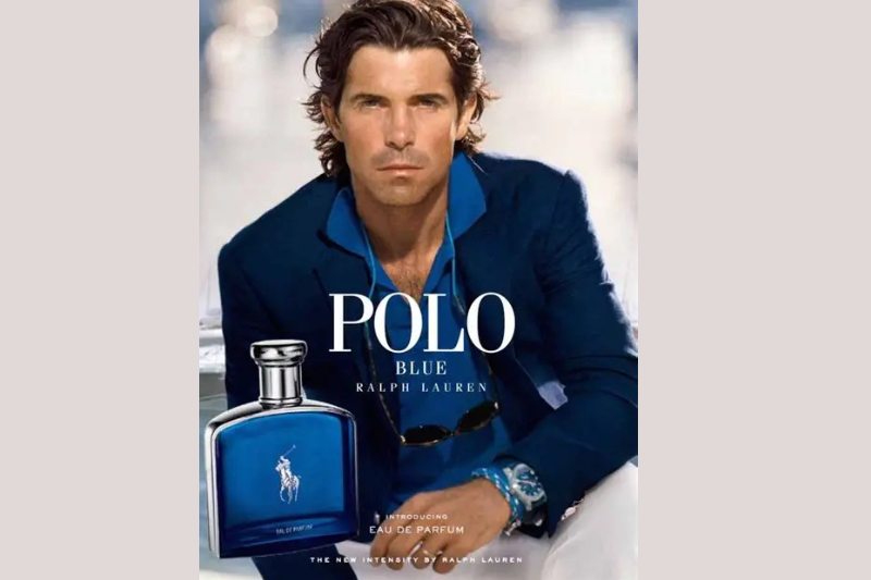 
Homem elegante com o perfume Polo Blue da Ralph Lauren, representando estilo, confiança e frescor masculino.