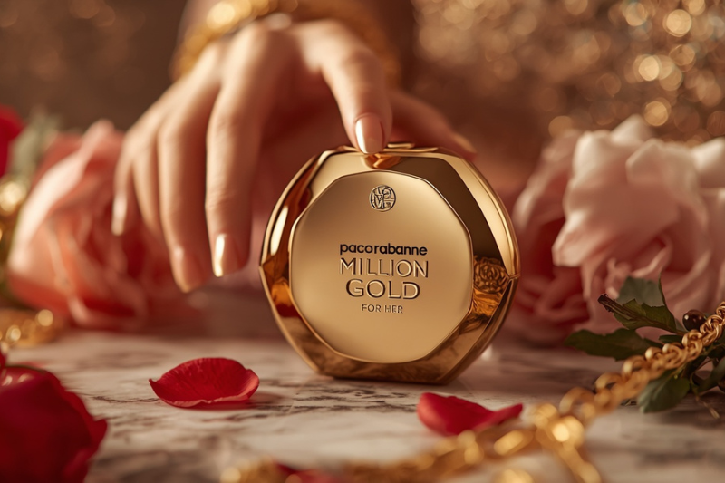 Million Gold For Her Parfum da Paco Rabanne com pétalas de rosas ao fundo