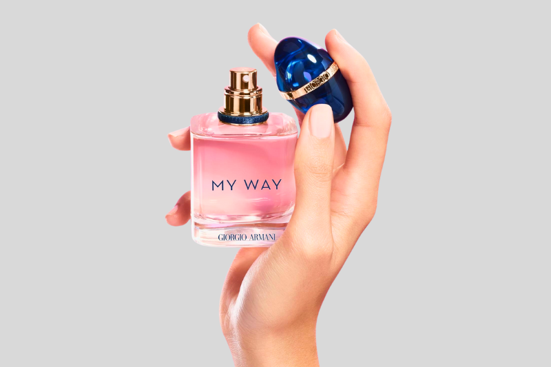 Frasco do perfume My Way Eau de Parfum da Giorgio Armani em fundo neutro