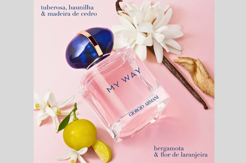 Detalhe do frasco azul do perfume My Way Giorgio Armani mostrando o design elegante