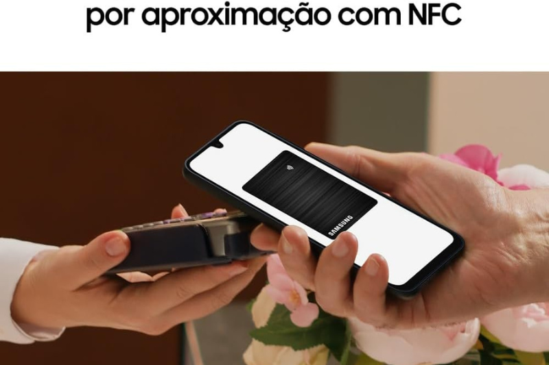 Pessoa realizando pagamento por aproximação com o smartphone em uma maquininha.