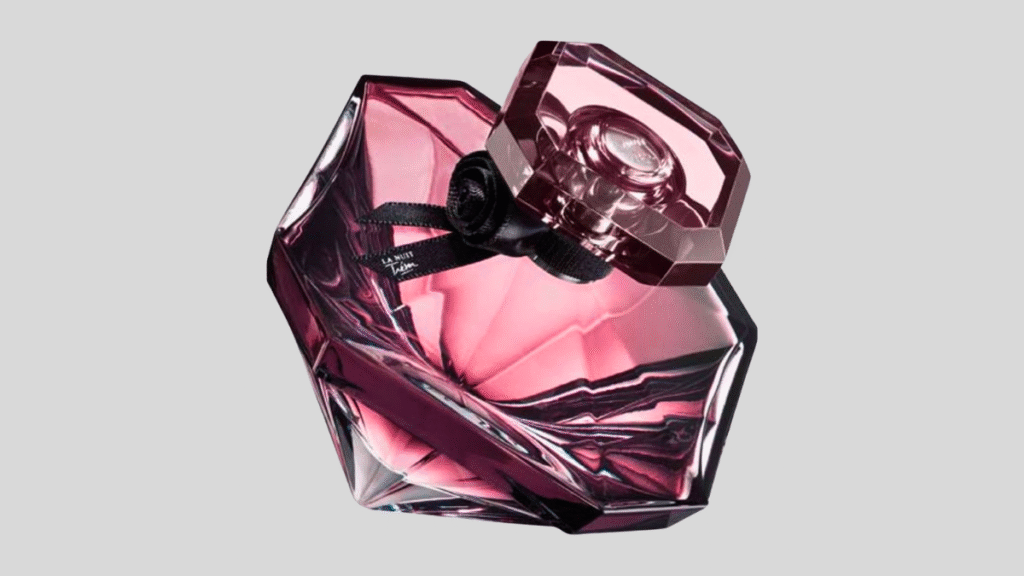 Frasco de perfume Lacomb em vidro cristalino com tonalidade rosa e tampa preta facetada, apresentando design elegante e sofisticado