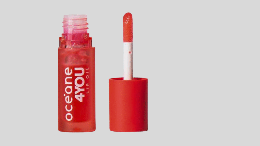 Lip tint vermelho com aplicador aberto sobre fundo claro