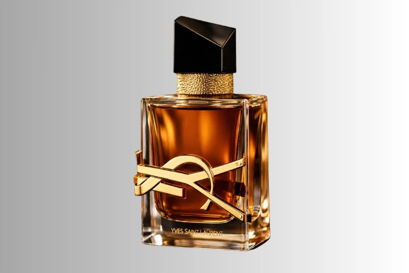 Frasco do Perfume YSL Libre Intense de Yves Saint Laurent 90ml, com design luxuoso em vidro transparente, líquido âmbar e logotipo dourado YSL.