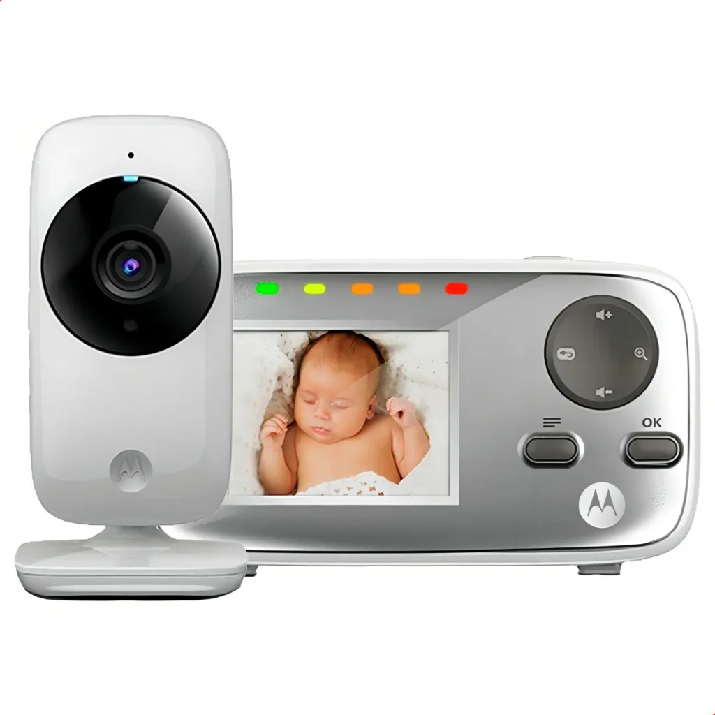 Melhor babá eletrônica com câmera mostrando monitor com tela colorida e duas câmeras sem fio para monitoramento simultâneo