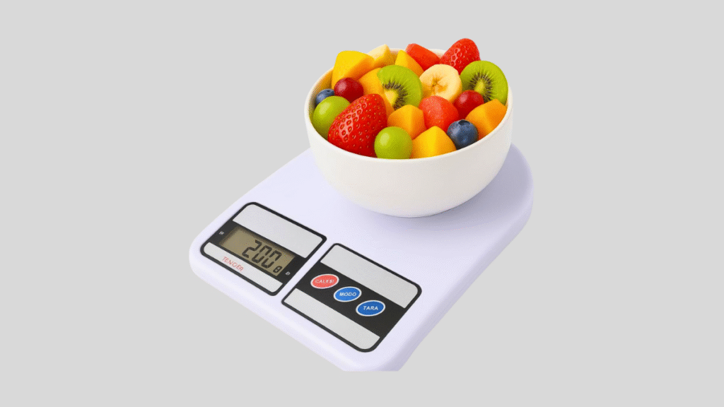 Balança digital medindo frutas frescas em casa.