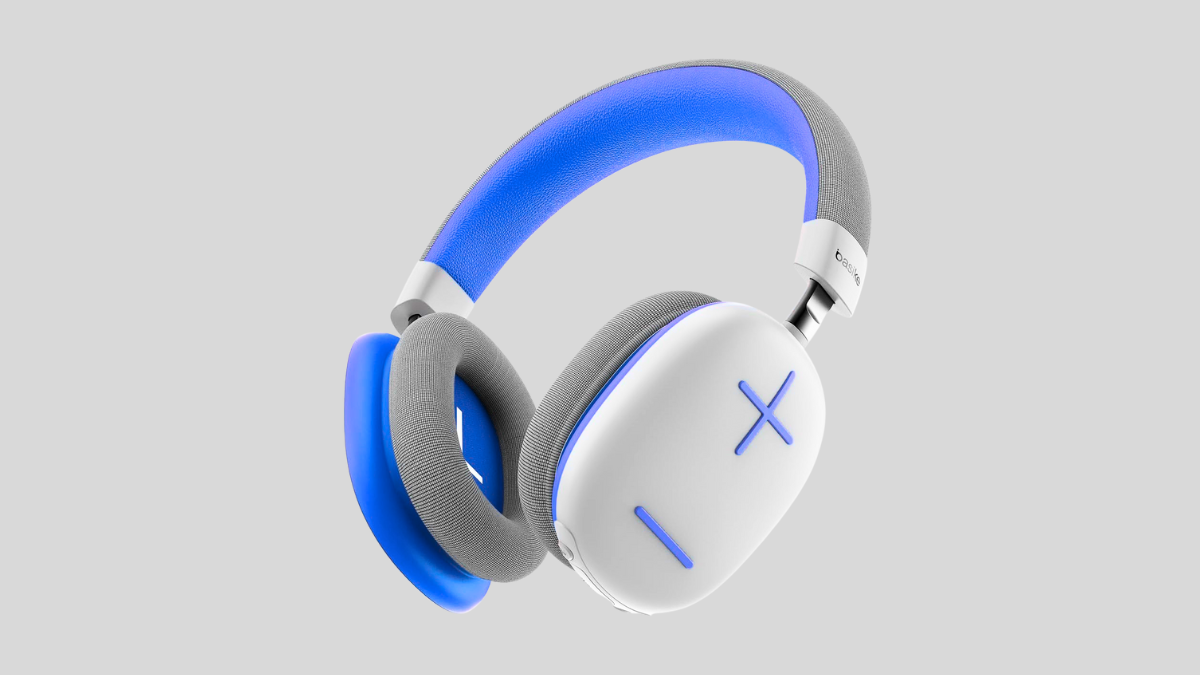 Headset gamer branco com detalhes em azul sobre fundo claro