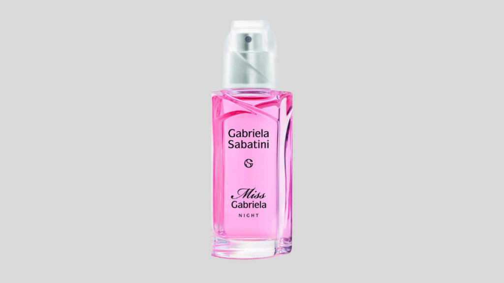 Frasco de perfume feminino rosa sobre fundo cinza claro.