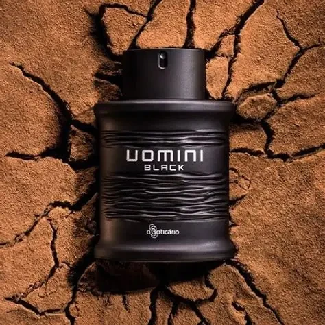 Frasco do perfume Uomini Black O Boticário sobre fundo de terra rachada, simbolizando força e elegância masculina.
