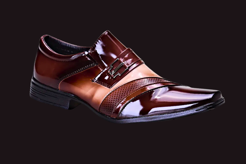 Sapato social masculino de couro preto estilo oxford sobre fundo neutro