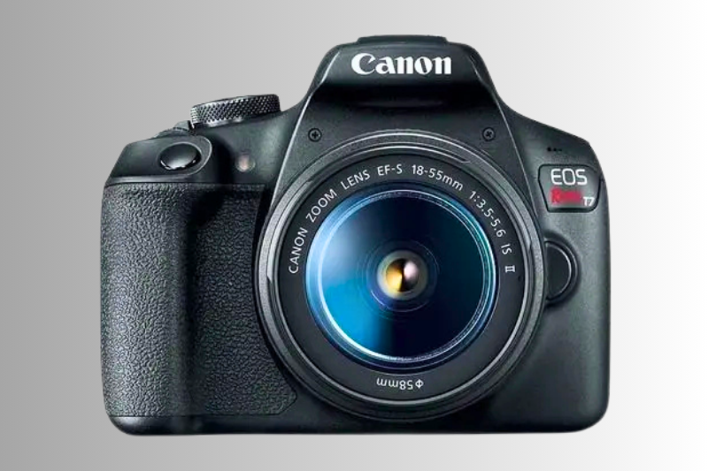 Câmera DSLR Canon EOS Rebel T7 com lente 18-55mm exibida de frente sobre fundo cinza.