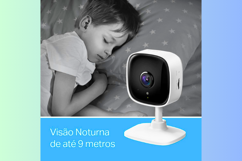 Imagem de uma câmera de segurança Wi-Fi posicionada ao lado de uma criança dormindo, destacando o recurso de visão noturna para vigilância em ambientes escuros.