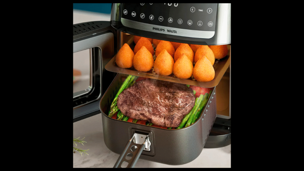 Coxinhas de frango douradas e crocantes dentro da air fryer Philips Walita com iluminação interna acesa durante o preparo