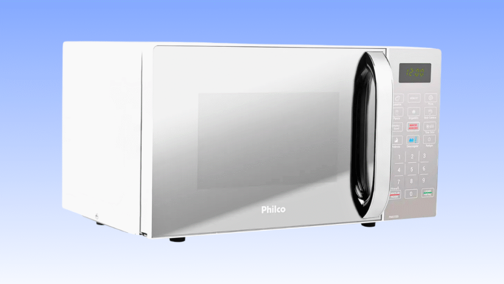 Micro-ondas Philco PMO23EB branco, capacidade de 20 litros, potência de 1100W, porta espelhada e painel digital.