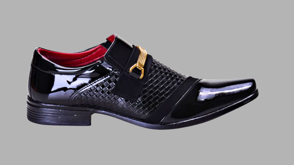 Sapato social masculino de couro envernizado preto com cadarço e salto