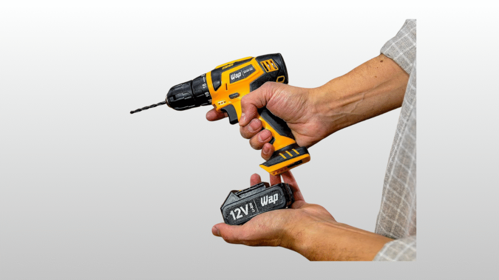 WAP Parafusadeira 12V sendo usada em trabalho de furação, mostrando empunhadura emborrachada e design ergonômico amarelo e preto