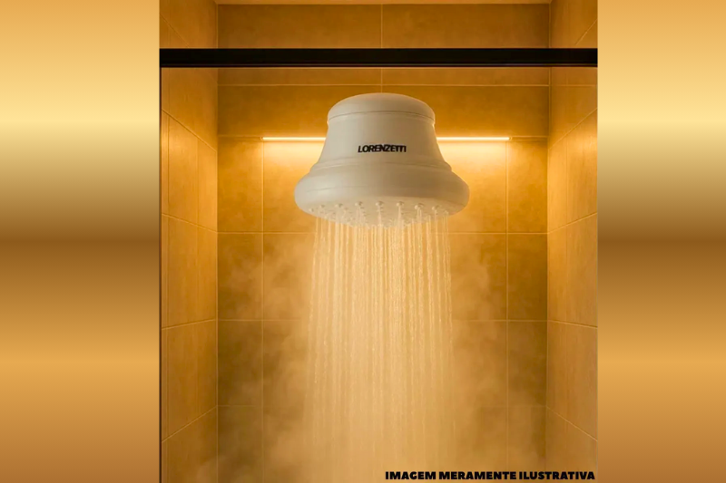 Chuveiro Lorenzetti com jato de água quente em funcionamento dentro de box de banheiro.