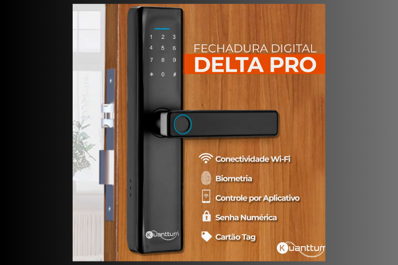 Imagem de uma fechadura digital preta instalada em uma porta de madeira, com teclado numérico e destaque para funções como biometria e senha.