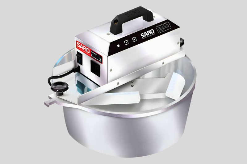 Imagem de uma panela grande de alumínio polido com revestimento antiaderente interno branco, tampa de vidro transparente com pegador preto e válvula de escape de vapor, e duas alças laterais pretas rivetadas.