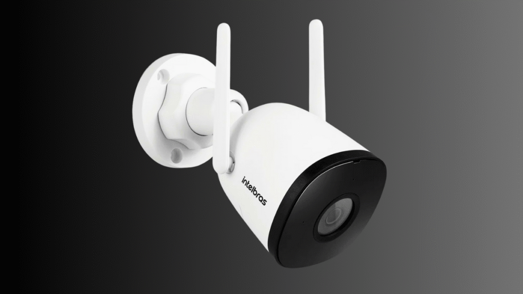 Câmera de segurança Intelbras branca fixada na parede para monitoramento residencial 24 horas