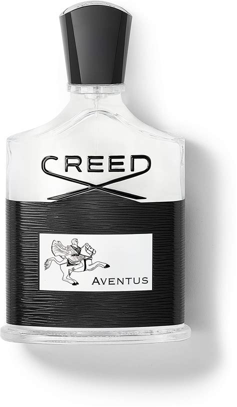 Frasco do perfume Creed Aventus com design preto e transparente, exibindo o logotipo da marca e ilustração de cavaleiro, símbolo de elegância e prestígio.