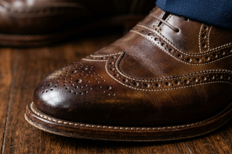Sapato social masculino brogue em couro marrom com detalhes perfurados e costura artesanal