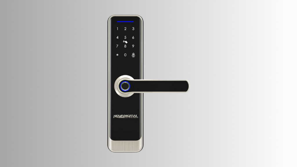 Fechadura eletrônica inteligente NovaDigital SL-06 CAM com Wi-Fi, câmera integrada, biometria digital, teclado touch screen e acabamento preto premium instalada em porta