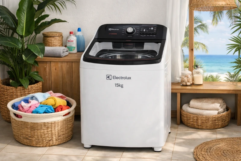  Lavadora Electrolux 15 kg branca em ambiente praiano aconchegante, com vista para o mar e decoração tropical.