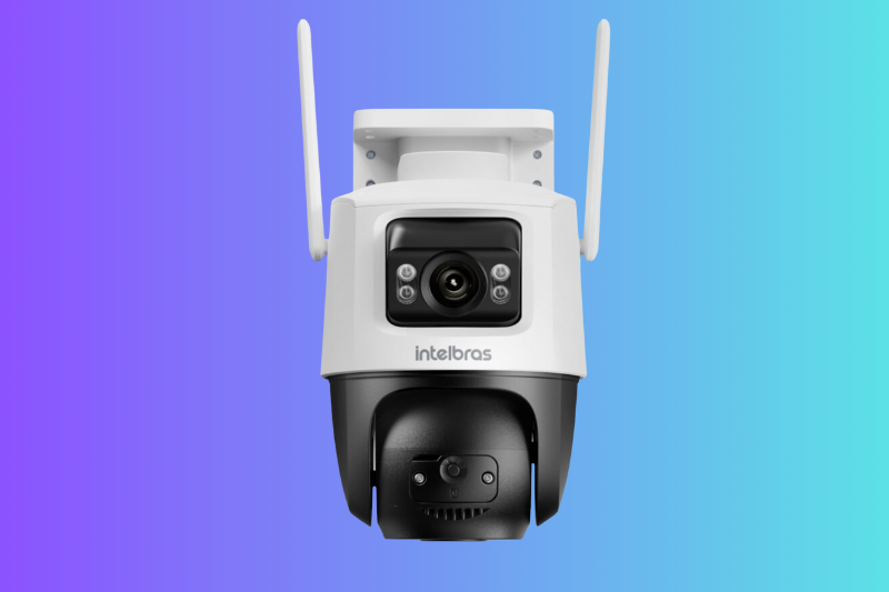 Câmera Externa Wi-Fi 3MP 360° Full Color iM9+ Intelbras instalada monitorando quintal com visão panorâmica.