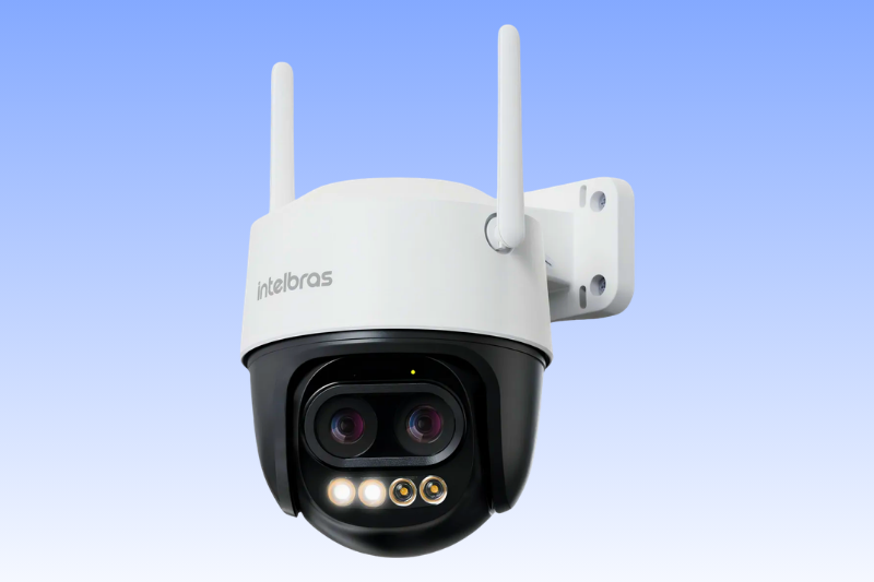 Câmera 360° Intelbras iM9+ instalada em ambiente externo com visão panorâmica e alta definição.